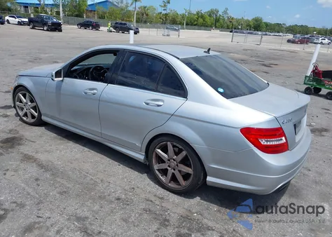 2013 Mercedes-Benz C 250 Luxury/Sport z USA, uszkodzony, nr VIN WDDGF4HB4DR289787